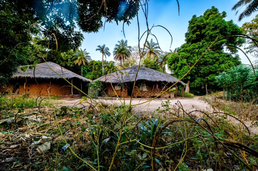 How Can we “Decolonize” the Humanitarian Image in Africa Through Visual self-Production (photography) in the Cameroonian Context?